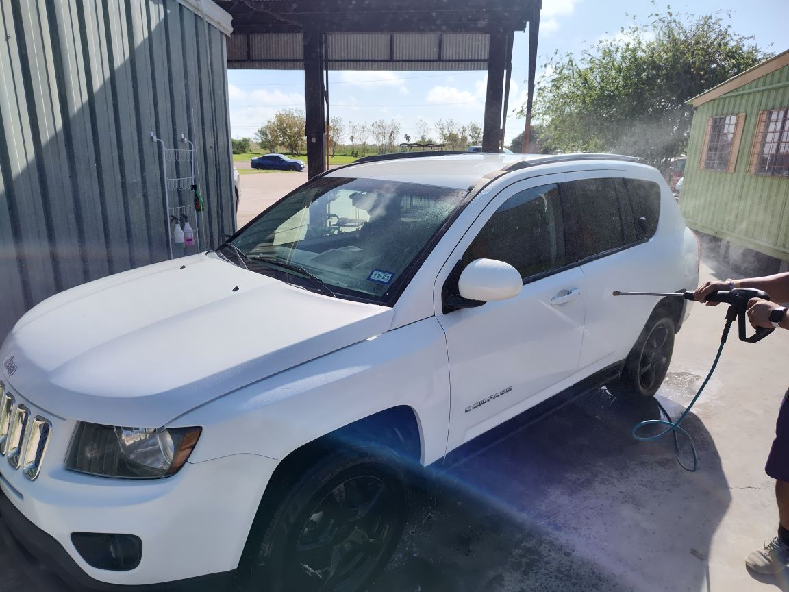 Washing a white Jeep Compass